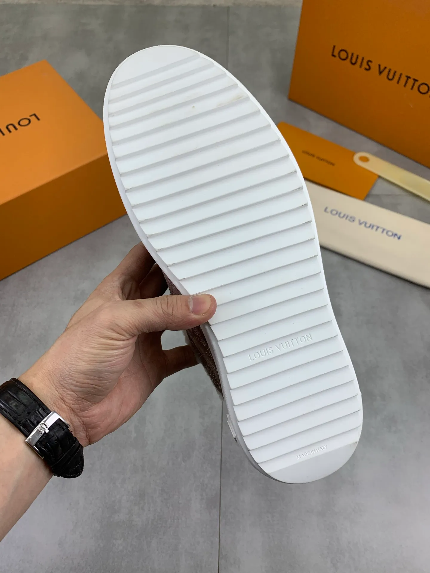 Factory price P740 Wool lining 💶 Top version [LOUIS VUITTON] Couple 🧑‍🤝‍🧑 Craftsman style Counter series (original order) New style 🍀LV Louis Vuitton - top version LV classic high-top trendy shoes! Made of imported original craft calfskin, original warm wool lining, and original wear-resistant, lightweight, high-end TPU outsole! High quality products! 3️⃣ colors available, code numbers: female 35-39, male 39-44 (female 40, male 45 46 customized)